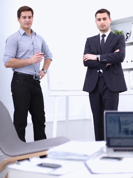 Twee jongemannen permanent, geïsoleerd op witte achtergrond — Stockfoto