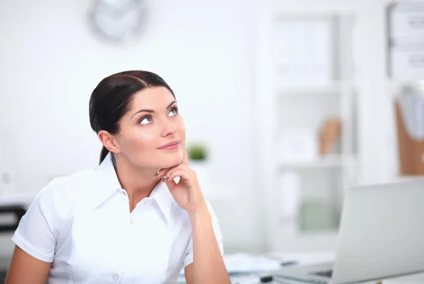 Attraktive Geschäftsfrau sitzt im Büro — Stockfoto