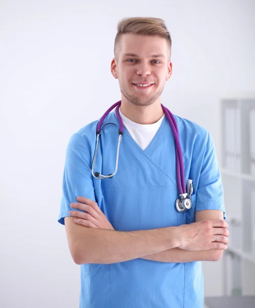 Médico com estetoscópio em pé, braços cruzados, isolado em fundo branco — Fotografia de Stock