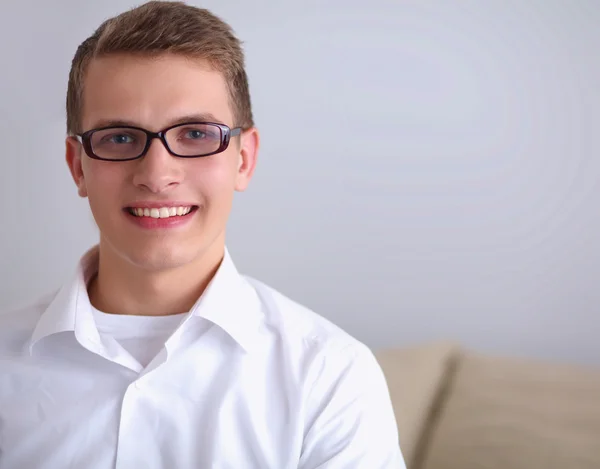 Young businessman working in office, sitting at desk — Stock Photo, Image