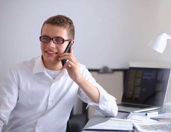 Jeune homme d'affaires travaillant au bureau, assis au bureau — Photo