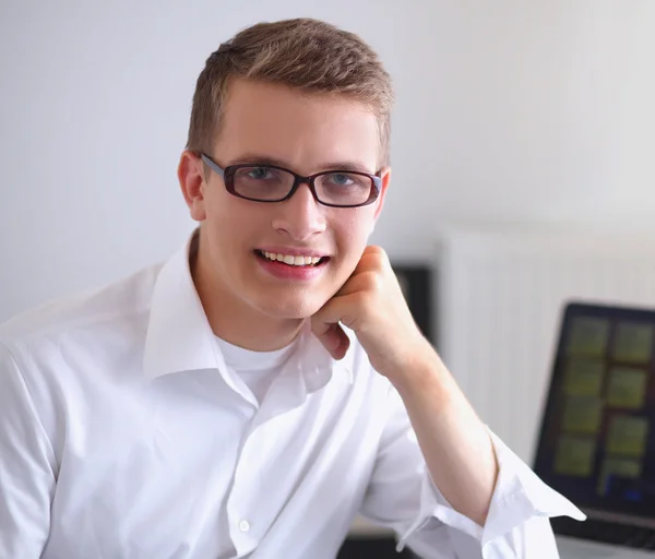 Lächelnder Geschäftsmann mit Ordner im Büro — Stockfoto