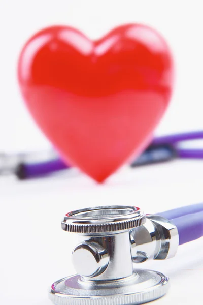 Un corazón con un estetoscopio acostado —  Fotos de Stock