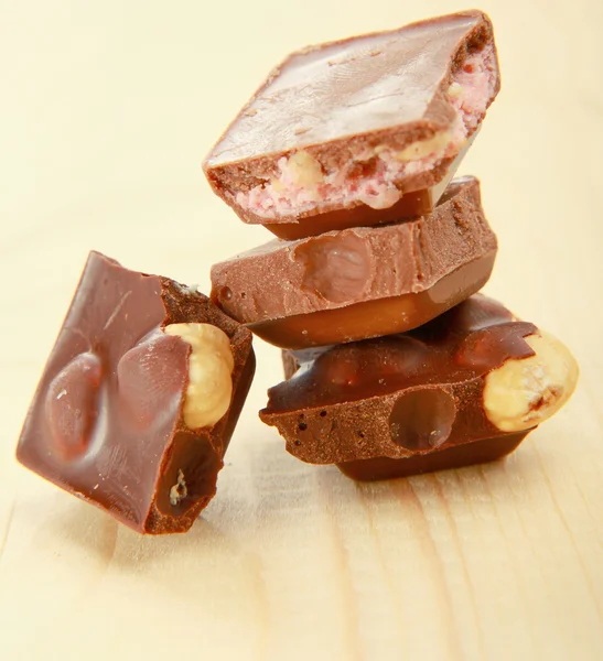 Schokolade mit Nüssen isoliert auf weiß — Stockfoto
