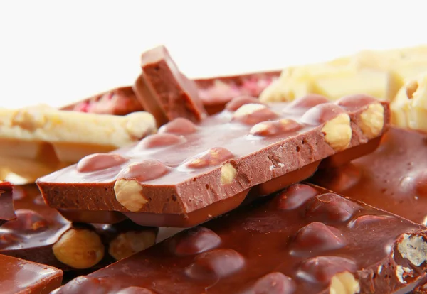 Chocolate con frutos secos aislados en blanco — Foto de Stock