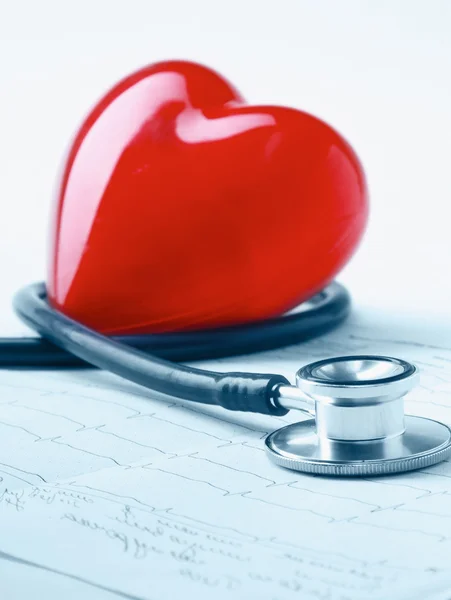Сердце со стетоскопом лежит — стоковое фото