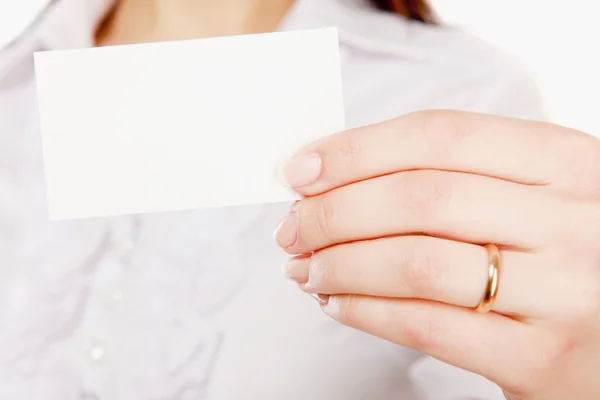 Empresaria mostrando y entregando una tarjeta de visita en blanco . — Foto de Stock