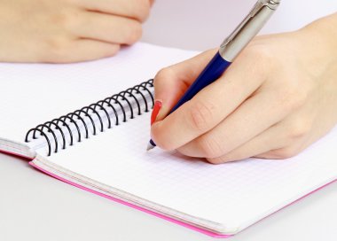 genç kız masa başında öğrenme. Beyaz arka plan üzerinde