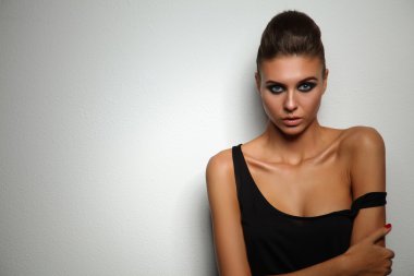 Beyaz arka plan üzerinde izole, güzel bir kadın