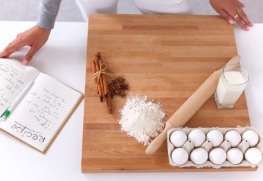 genç kadın mutlu gülümseyerek Noel Baba şapkası giyen Noel hazırlıkları ile eğleniyor