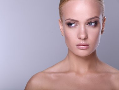 gri arka plan üzerinde izole, güzel bir kadın