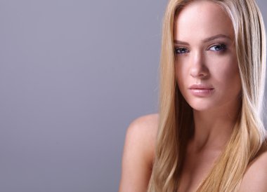 gri arka plan üzerinde izole, güzel bir kadın