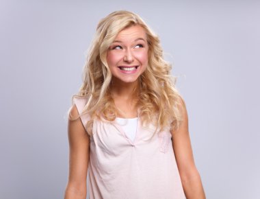 Genç duygusal kadın, Gary 'nin geçmişinde soyutlanmış.