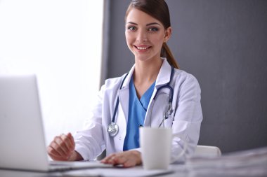 Beyaz arka planda tek başına çalışan kadın doktor