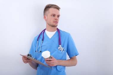 Dosyası olan erkek doktor, beyaz arka planda izole edilmiş.