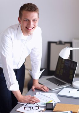 Genç işadamı ofis Resepsiyon duran, çalışma