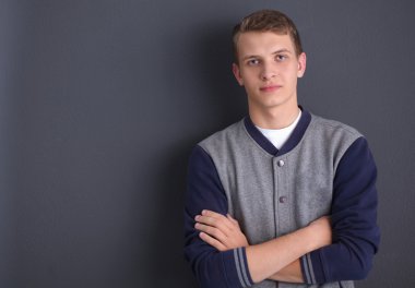 siyah arka plan üzerine yakışıklı bir genç adam portresi