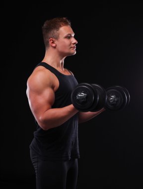 yakışıklı kaslı adam dumbell ile çalışma dışarı