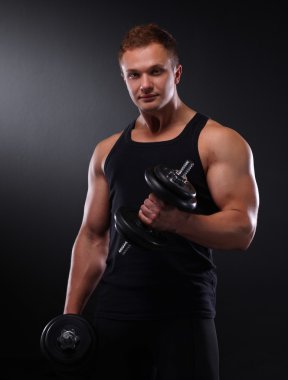 yakışıklı kaslı adam dumbell ile çalışma dışarı