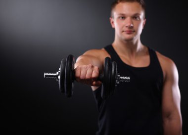 yakışıklı kaslı adam dumbell ile çalışma dışarı