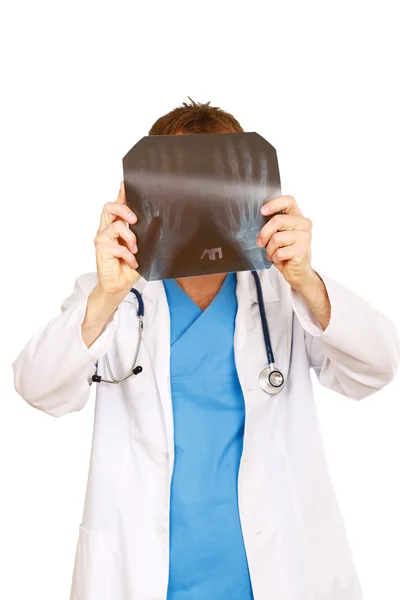 Medico maschio con immagine a raggi X isolato su sfondo bianco — Foto Stock