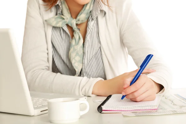 Een vrouw aan de balie schrijven op een papier, geïsoleerd op wit — Stockfoto