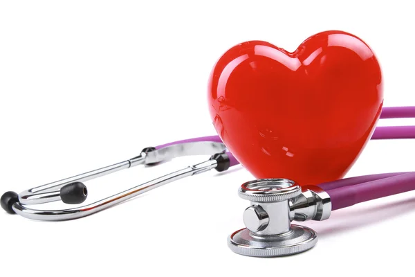 Ein Herz mit Stethoskop, isoliert auf weißem Hintergrund — Stockfoto