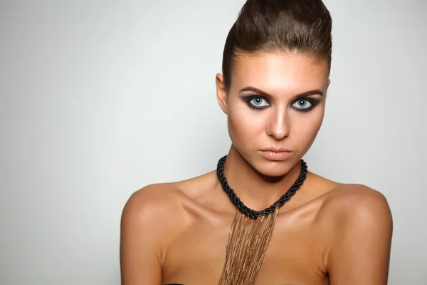 Retrato de una hermosa mujer con collar, aislado sobre fondo blanco —  Fotos de Stock