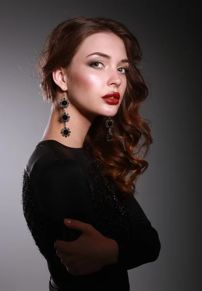 Porträt der schönen brünetten Frau im schwarzen Kleid — Stockfoto