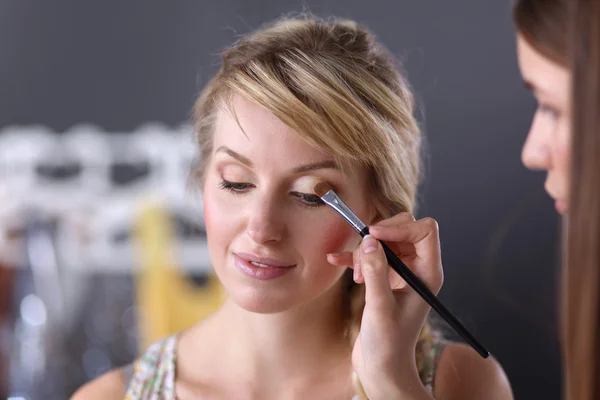 Artista haciendo maquillaje profesional de la mujer —  Fotos de Stock