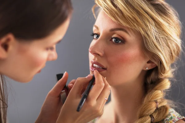 Konstnär gör professionell make up av kvinna — Stockfoto