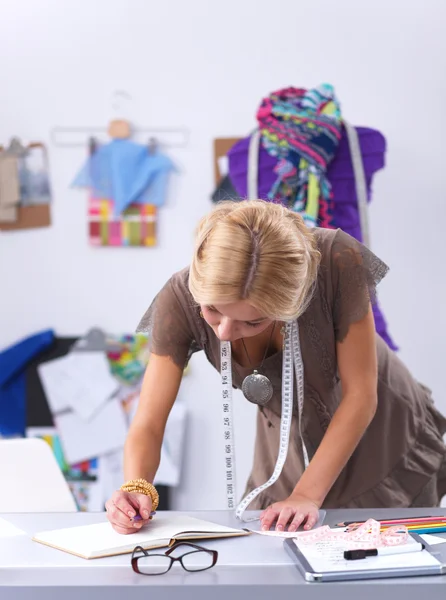 Jeune créateur de mode moderne travaillant au studio. — Photo