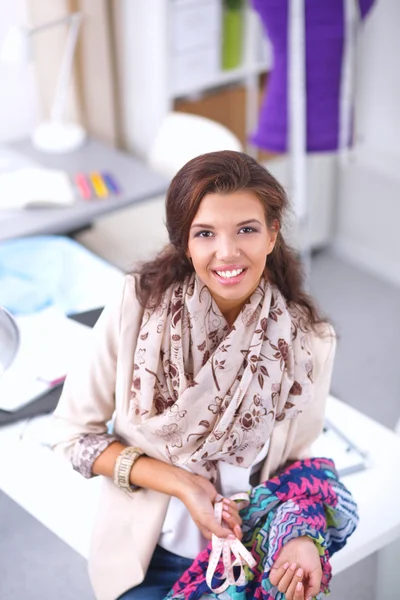 Moderno diseñador de moda joven que trabaja en el estudio. —  Fotos de Stock