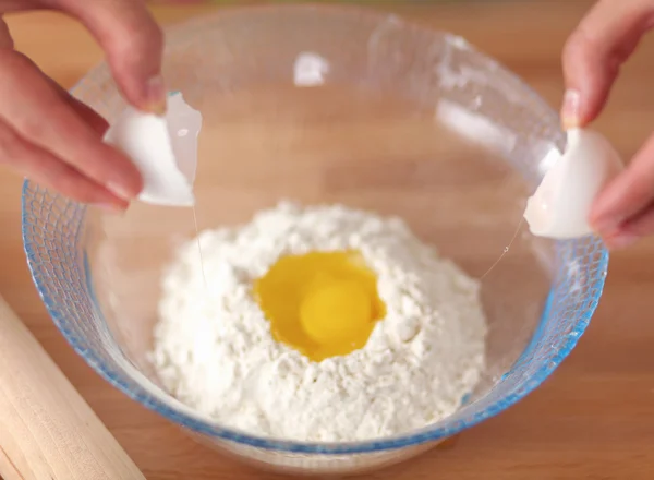 Jonge vrouw in de keuken, geïsoleerd op de achtergrond — Stockfoto