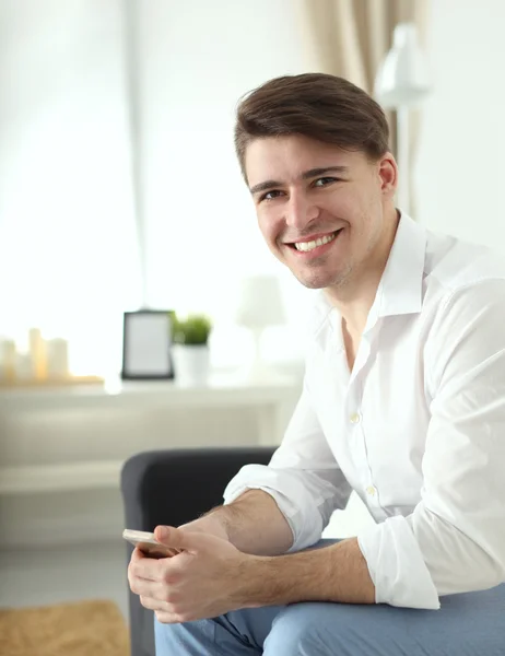 Jonge zakenman aan het werk, zittend aan het bureau — Stockfoto