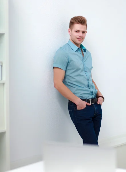 Porträtt av en stilig ung man på vit bakgrund — Stockfoto