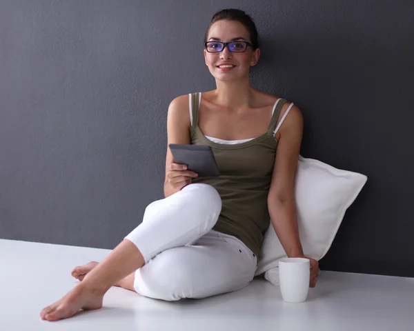 Attractive caucasian girl sitting on floor — Stock Photo, Image