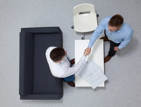 Geschäftsleute sitzen und diskutieren bei Geschäftstreffen, im Büro — Stockfoto