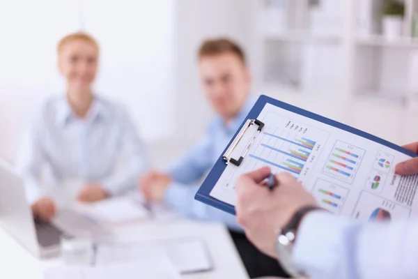 Geschäftsleute sitzen und diskutieren bei Geschäftstreffen, im Büro — Stockfoto