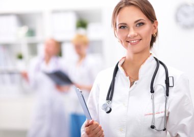 Kadın doktor hastanede dosyayla bekliyor.
