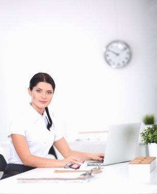 Ofiste oturan çekici bir iş kadını.