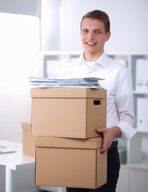 Taşıma kutusu ve beyaz üzerine izole edilmiş diğer şeylerin olduğu bir kişinin portresi