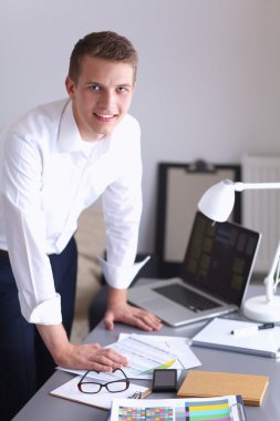 Genç işadamı ofis Resepsiyon duran, çalışma