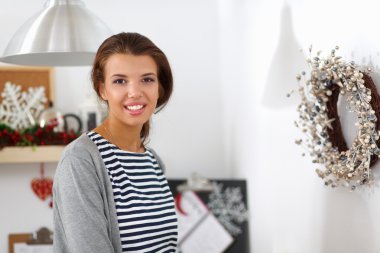 genç kadın bir şarap gözlük ile mutfakta