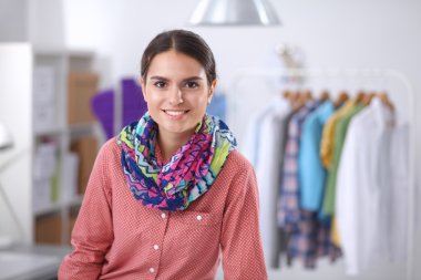 Stüdyoda çalışan modern genç moda tasarımcısı.