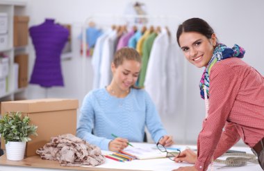 Stüdyoda çalışan modern genç moda tasarımcıları.