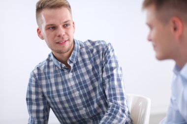 İş adamları ofiste görüştüler.