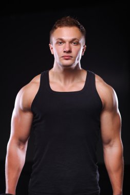 Sağlıklı kas genç adam. Siyah izole