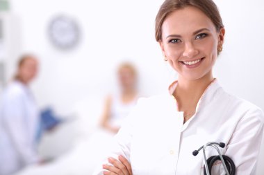 Kadın doktor hastanede duruyor.