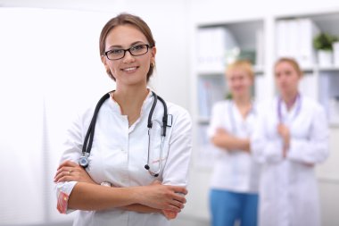 Kadın doktor hastanede dosyayla bekliyor.